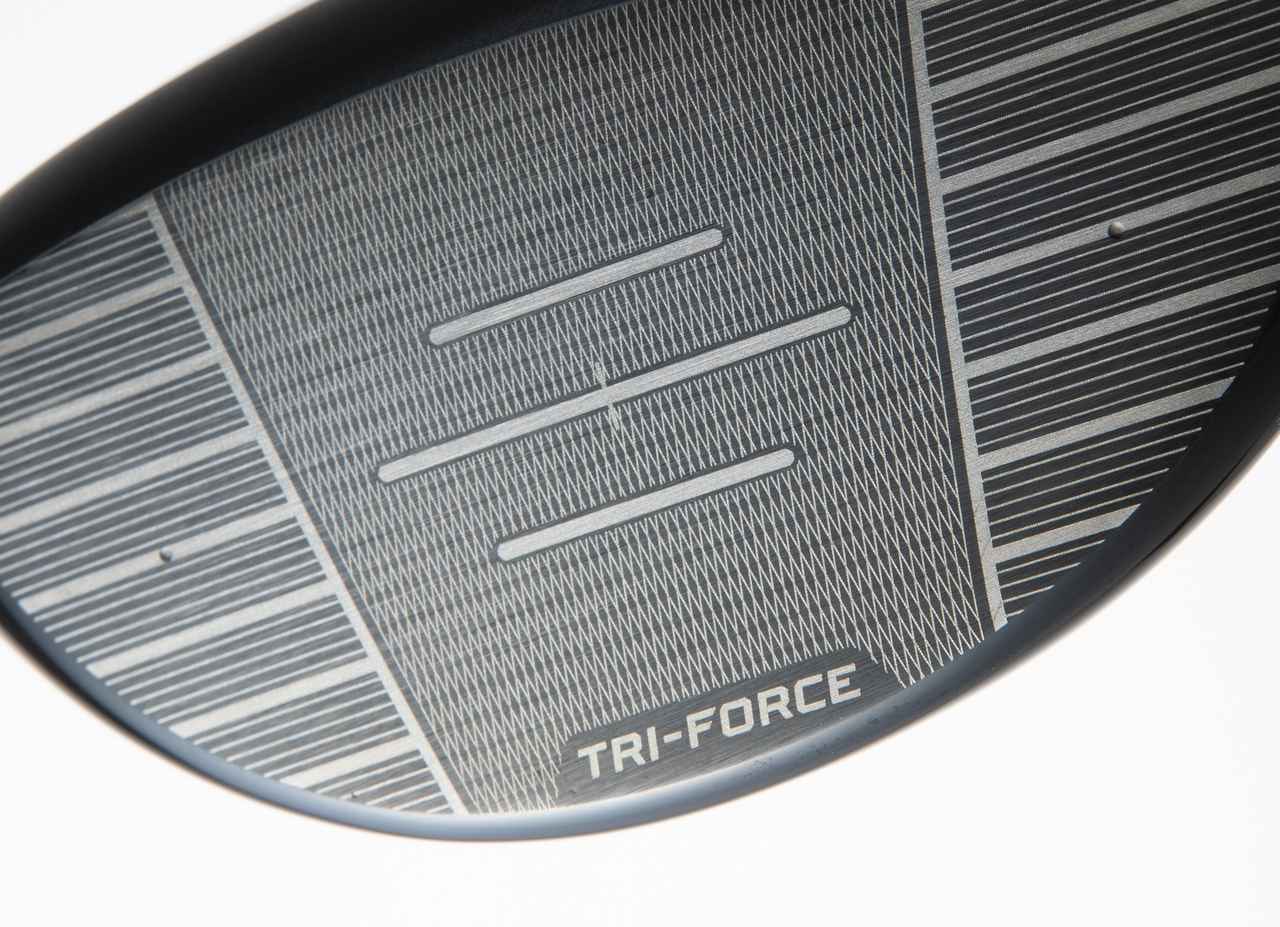 画像: 「3層構造のフェース：TRI-FORCEフェース」に注目