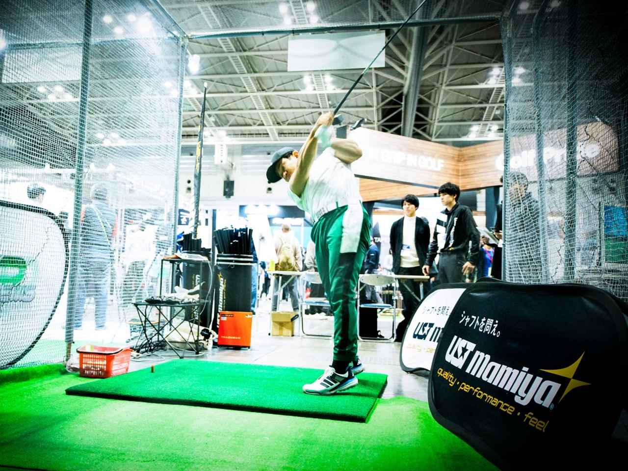 画像: 「LIN-Q PowerCore BLUE（6S）」を試打する松本プロ