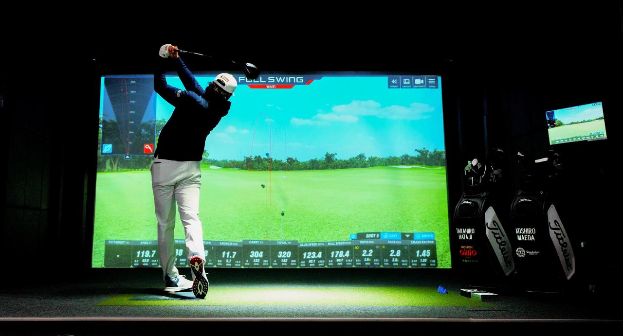 画像: 新シューズを履いてデモンストレーションを行う幡地隆寛。前田光史朗も300ヤードオーバーを披露。「ラウンド後の疲れが少なくなった。軽いけど機能性が落ちていない最高のスパイク」（前田）