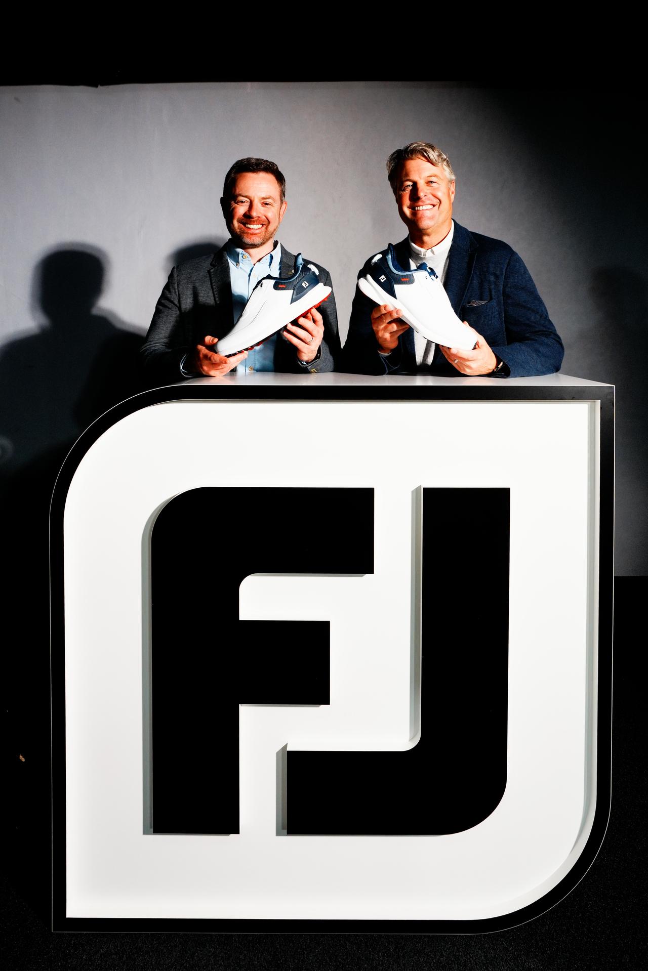 画像: 新「PRO/SL」発表会のために来日したフットジョイのクリス・リンドナー社長（右）とリチャード・フライヤー氏（左）