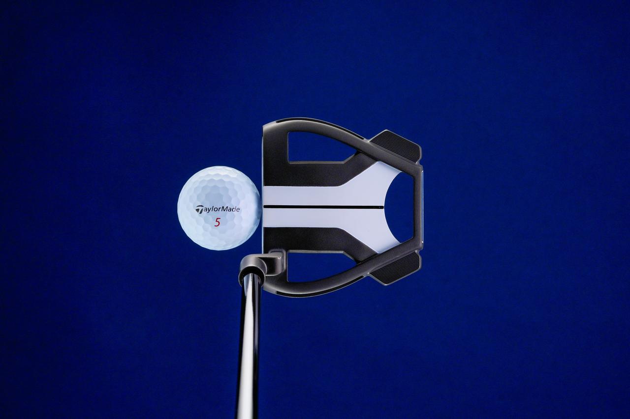 画像: スパイダーシリーズの特長のひとつ、Y字状の白の帯と黒の実線が組み合わさった「トゥルーパス アライメント」