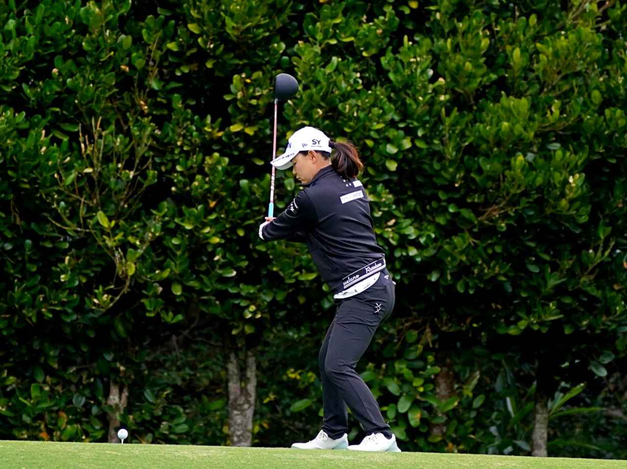 画像 : 3番目の画像 - 横峯さくらのコンパクトトップのドライバーショット連続写真 - みんなのゴルフダイジェスト