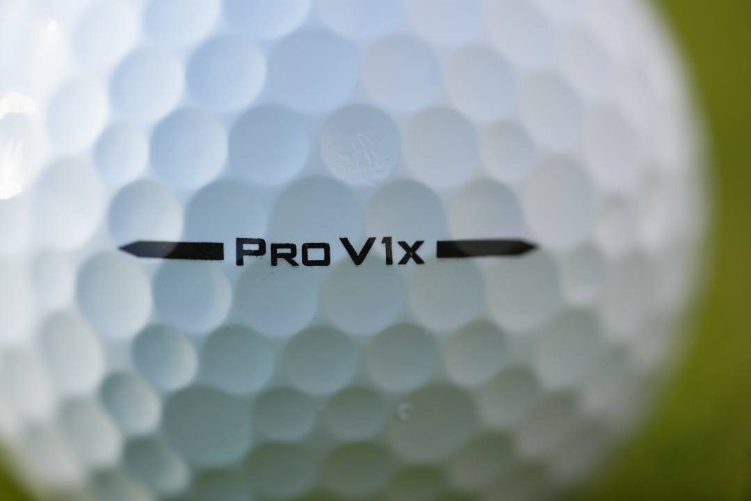 画像: プロV1は388個、プロV1xは348個のディンプルがある