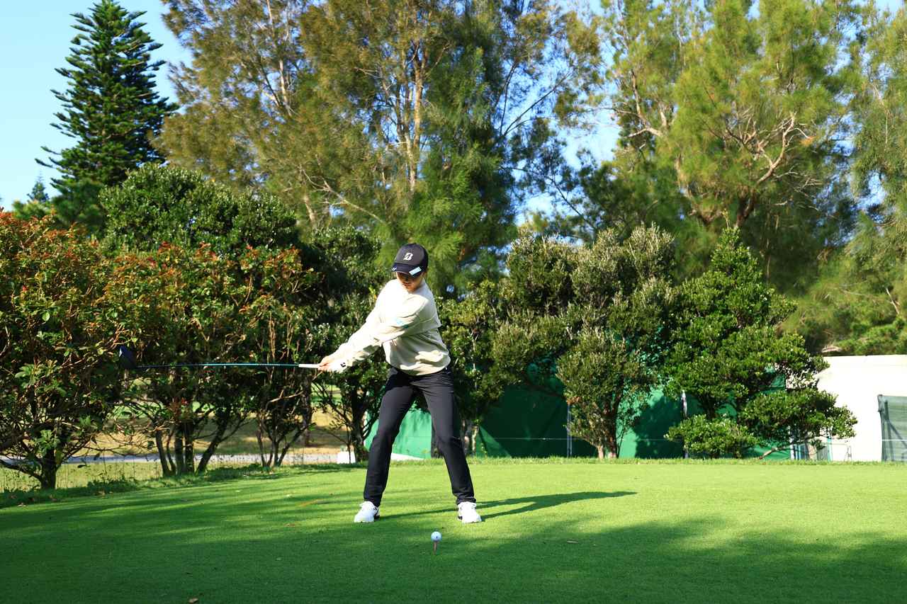 画像 : 2番目の画像 - 【連続写真10枚】開幕戦で撮影！ 伊藤愛華のドライバースウィング正面連続写真（撮影/大澤進二） - みんなのゴルフダイジェスト