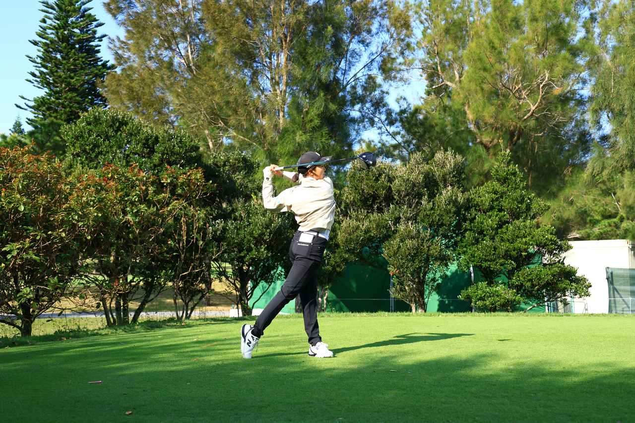 画像 : 10番目の画像 - 【連続写真10枚】開幕戦で撮影！ 伊藤愛華のドライバースウィング正面連続写真（撮影/大澤進二） - みんなのゴルフダイジェスト