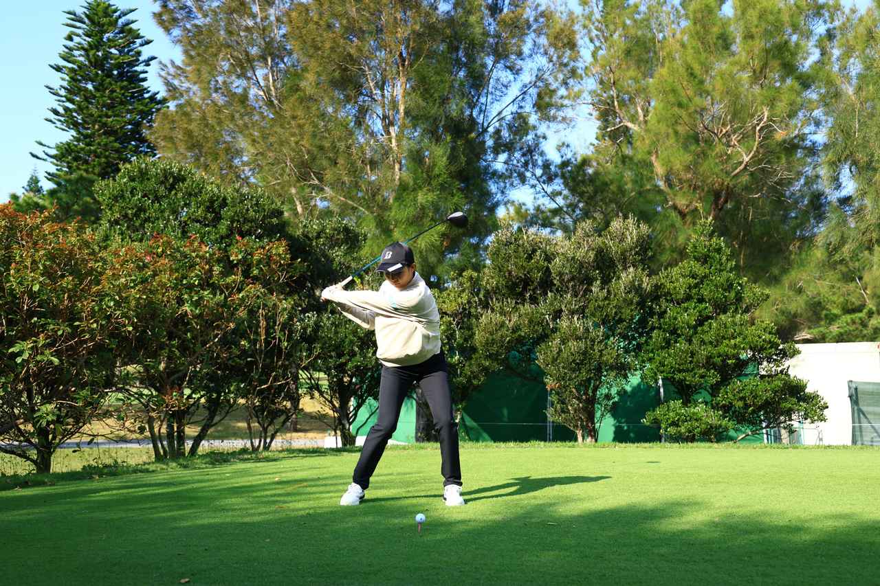 画像 : 5番目の画像 - 【連続写真10枚】開幕戦で撮影！ 伊藤愛華のドライバースウィング正面連続写真（撮影/大澤進二） - みんなのゴルフダイジェスト