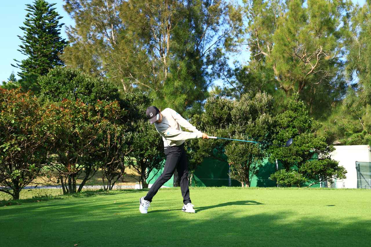 画像 : 8番目の画像 - 【連続写真10枚】開幕戦で撮影！ 伊藤愛華のドライバースウィング正面連続写真（撮影/大澤進二） - みんなのゴルフダイジェスト