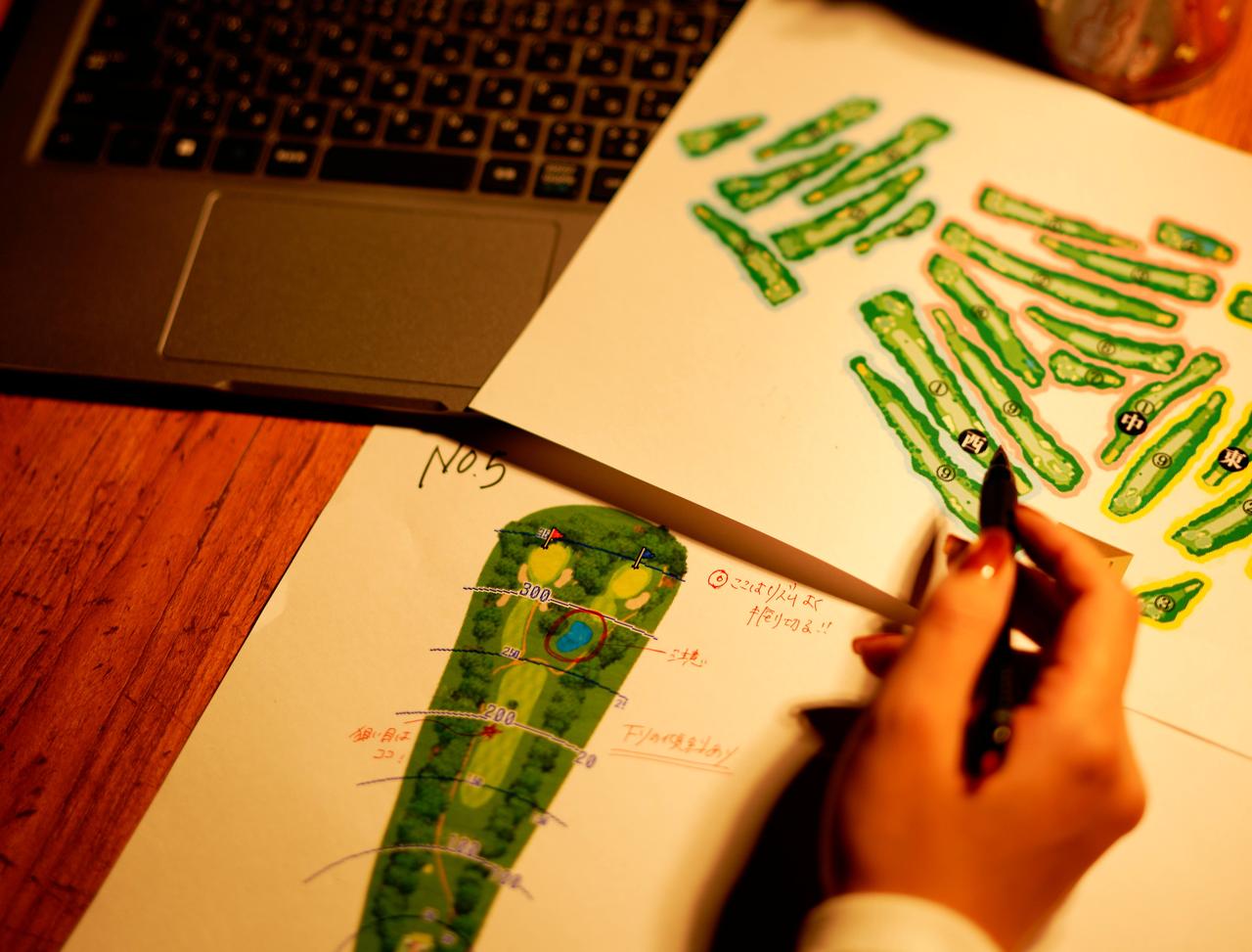 画像: 池やペナルティの有無は当然だが、コース幅が狭そうなホールは必ずチェックしたい。ティーショットがばらつく人にとっては、狭さが最大の敵となる