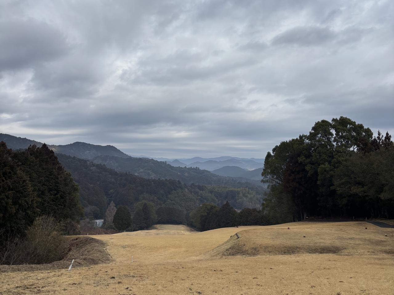 画像: スカイヒルゴルフクラブ No.10（407Y・P4）。打ち下ろしホール