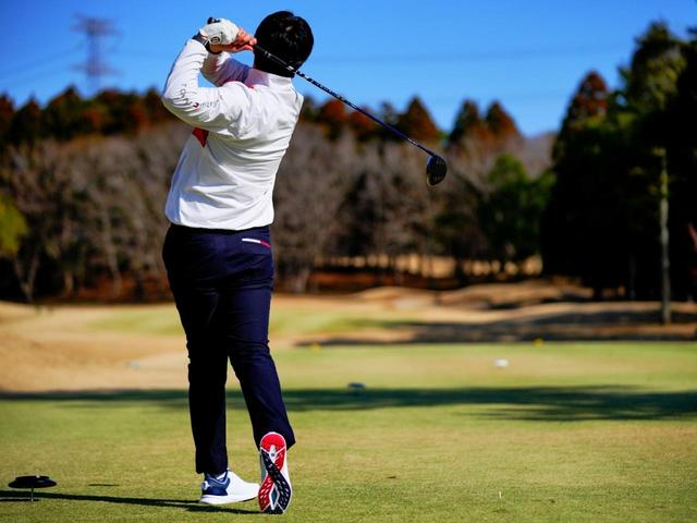 画像: グリップ力は全方向に対して強いが、特に左足かかとを支点にスウィングしやすいと鈴木プロ