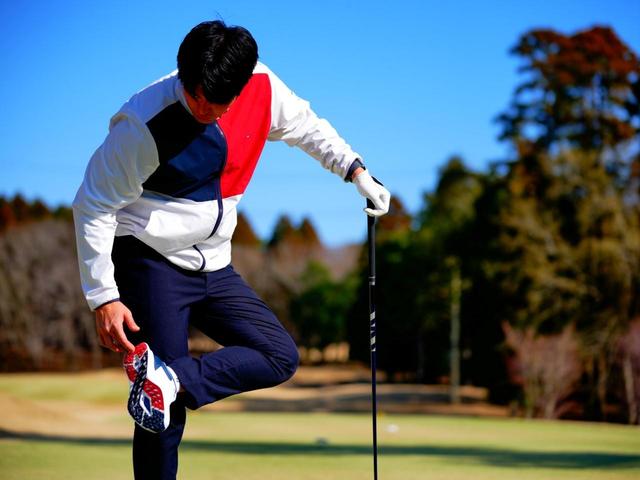 画像: かかととつま先に配置された鋭い突起が、スムーズで安定したスウィングを支えてくれると鈴木プロ