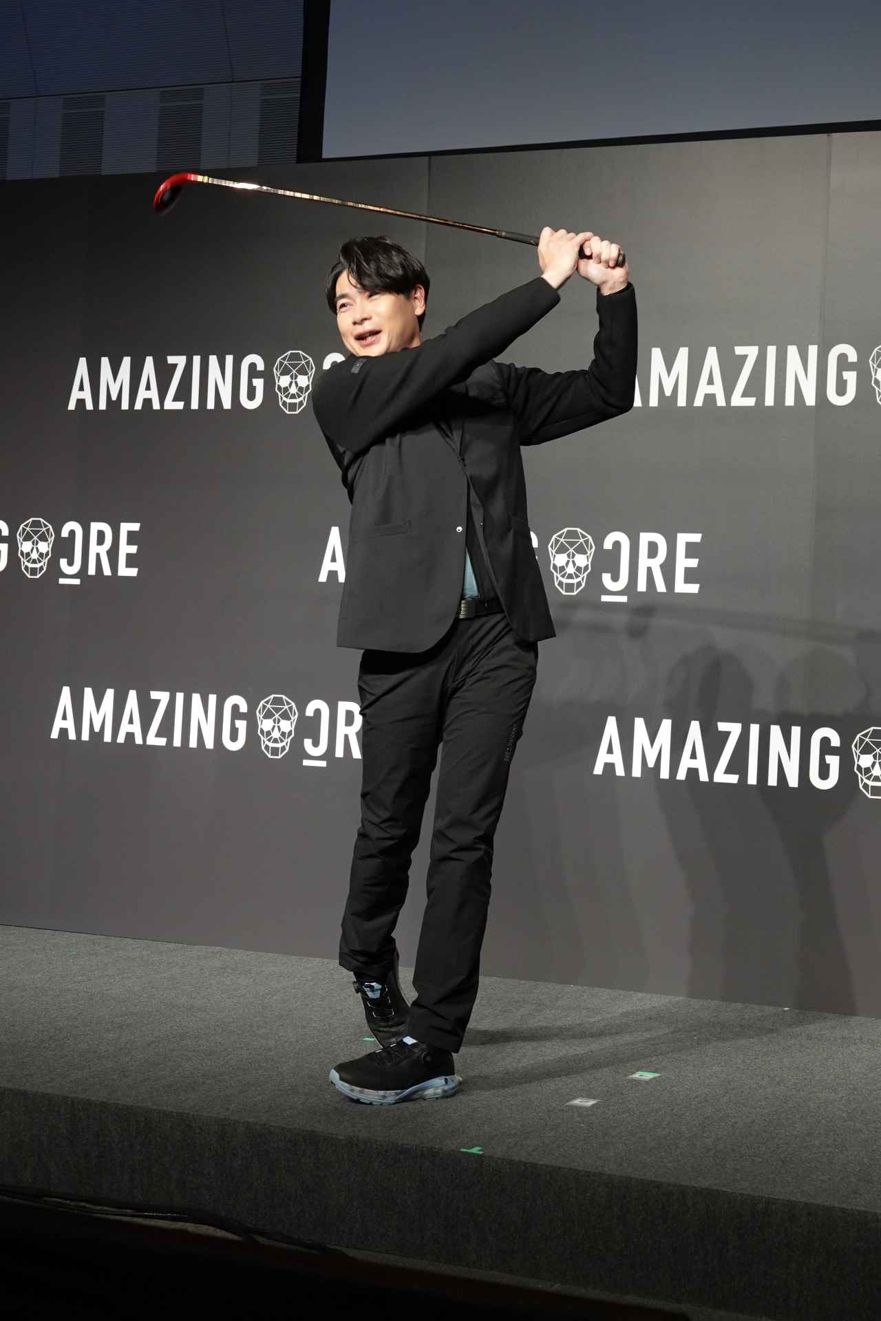 画像: 「ジャケットを着ながらスウィングしても肩回りの伸縮性が凄い！」とホールドライバーを素振りしながら力説してくれた吉村崇さん