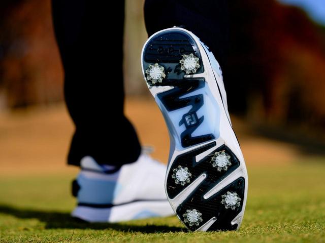 画像: 足裏6カ所のスパイクが地面をしっかりとグリップ