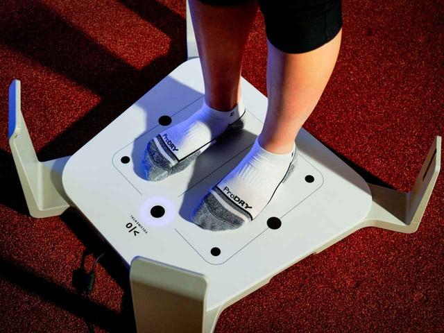 画像: 靴を脱いで乗るだけ。約10秒で詳細な足形の3Dデータが得られる