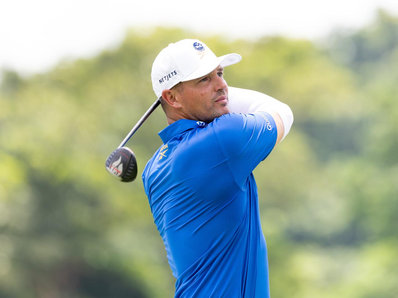 画像: 首位発進とはいえ、どこか不服そうにみえるブライソン・デシャンボー（提供/LIVゴルフ）