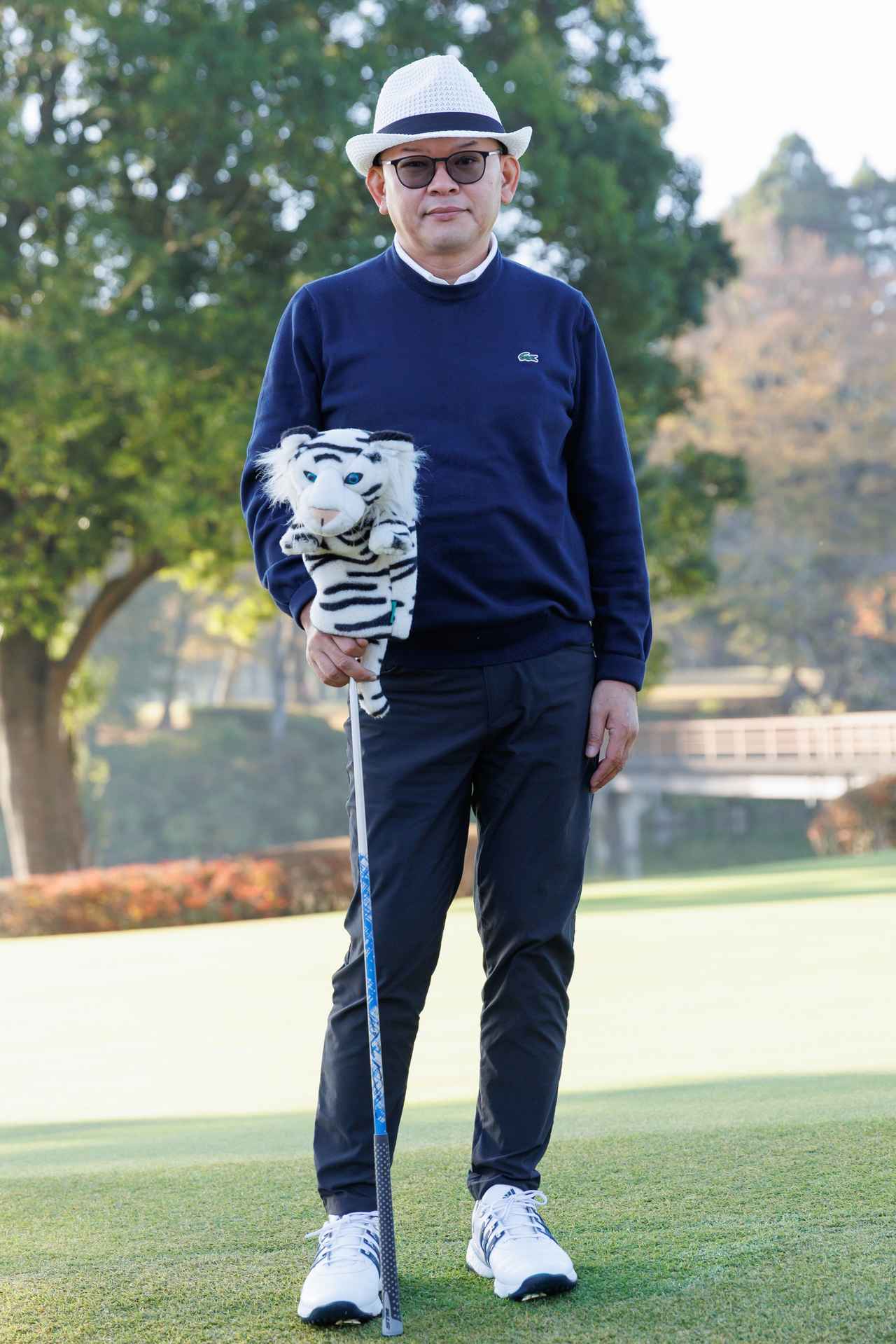 画像: ネイビーのクルーネックセーターとパンツはトーンを微妙に変えることで同色ながらのっぺりしない仕上がりに。スタイリッシュな白のストローハットが個性を発揮しています