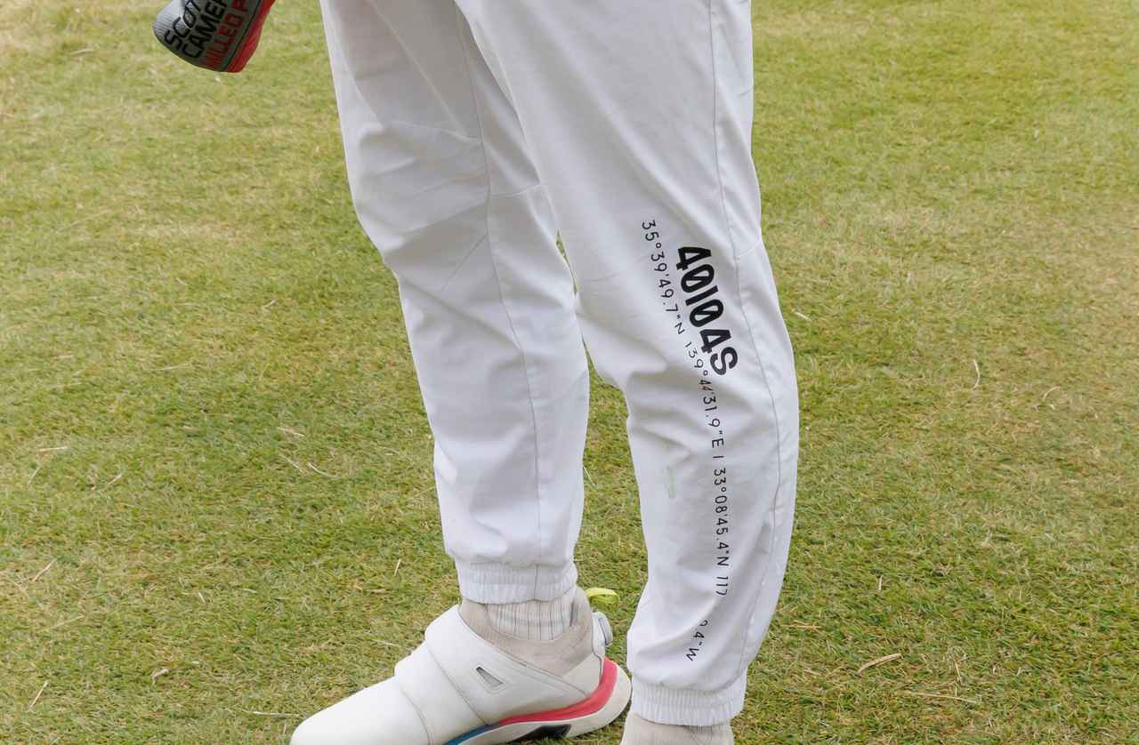 画像: 左足部分にあしらわれたポップなデザインが冴えるジョガーパンツ