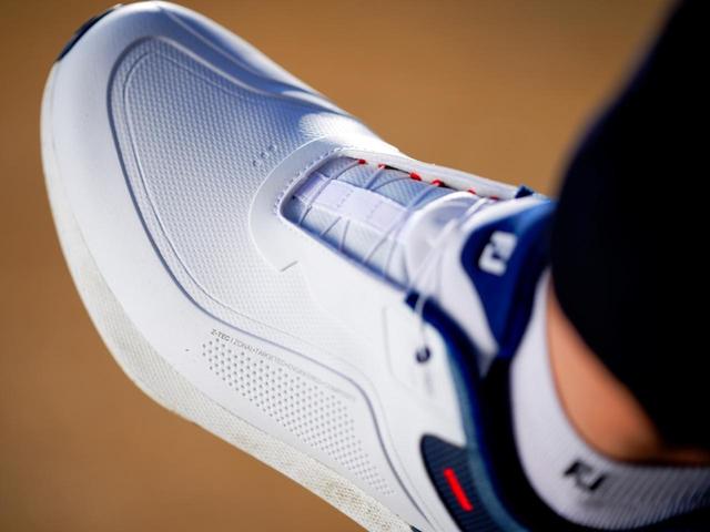 画像: アッパーは「Z-TEC」と呼ばれる3層の新構造を採用。高いサポート力と柔軟性でスウィング時の安定性と快適性を両立