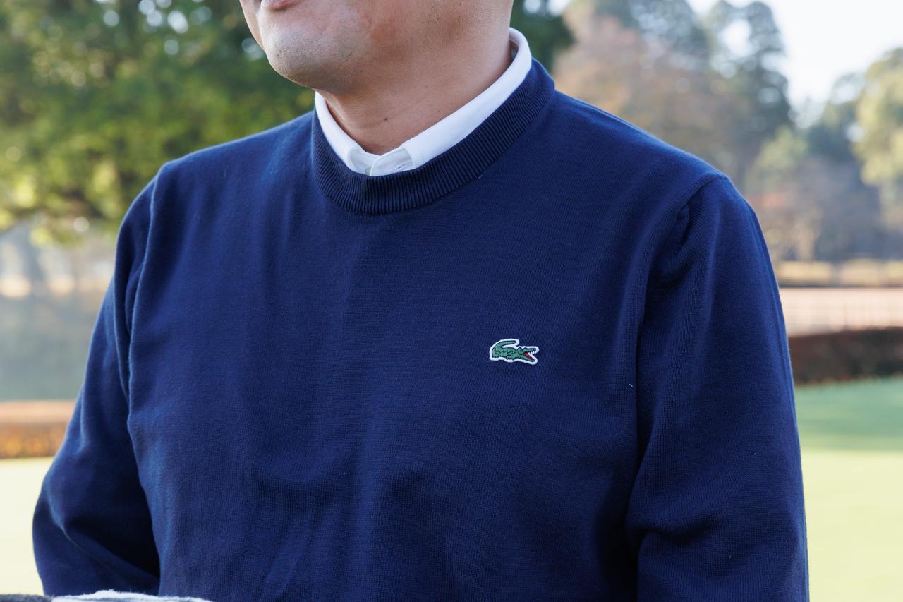 画像: 白のポロシャツをインナーに着ることで清潔感も醸し出しています