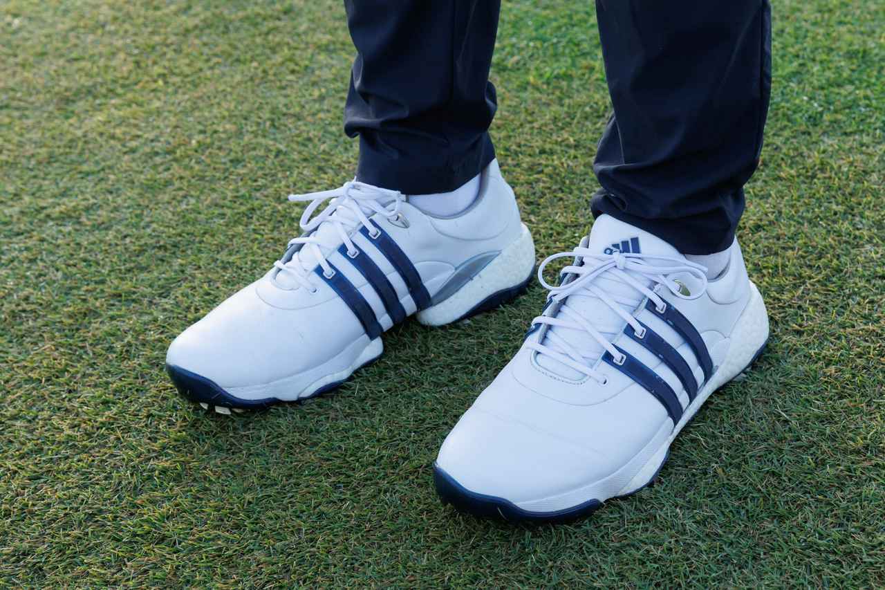 画像: シューレースタイプのシューズもウェアの色合いとリンク