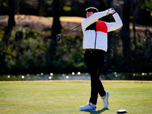 画像: HYPER FLEXのほうががアッパーがやわらかく、右足で地面を蹴りやすいと鈴木プロ