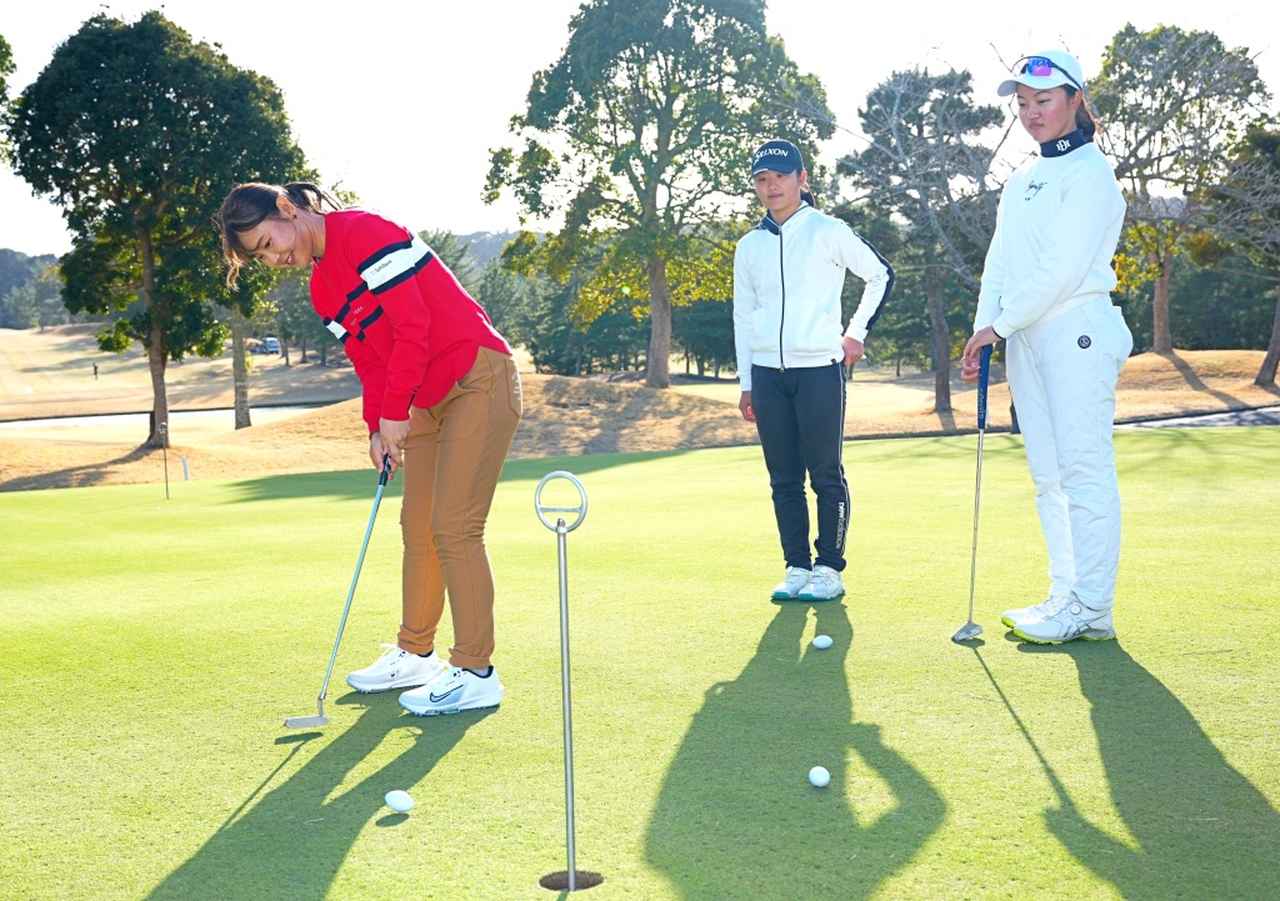 画像: 「5E」のひとつ「Energize（活動的になる / 前向き・前進）」でラグビーボール型のボールでパッティングにチャレンジする吉田（撮影/岡沢裕行）