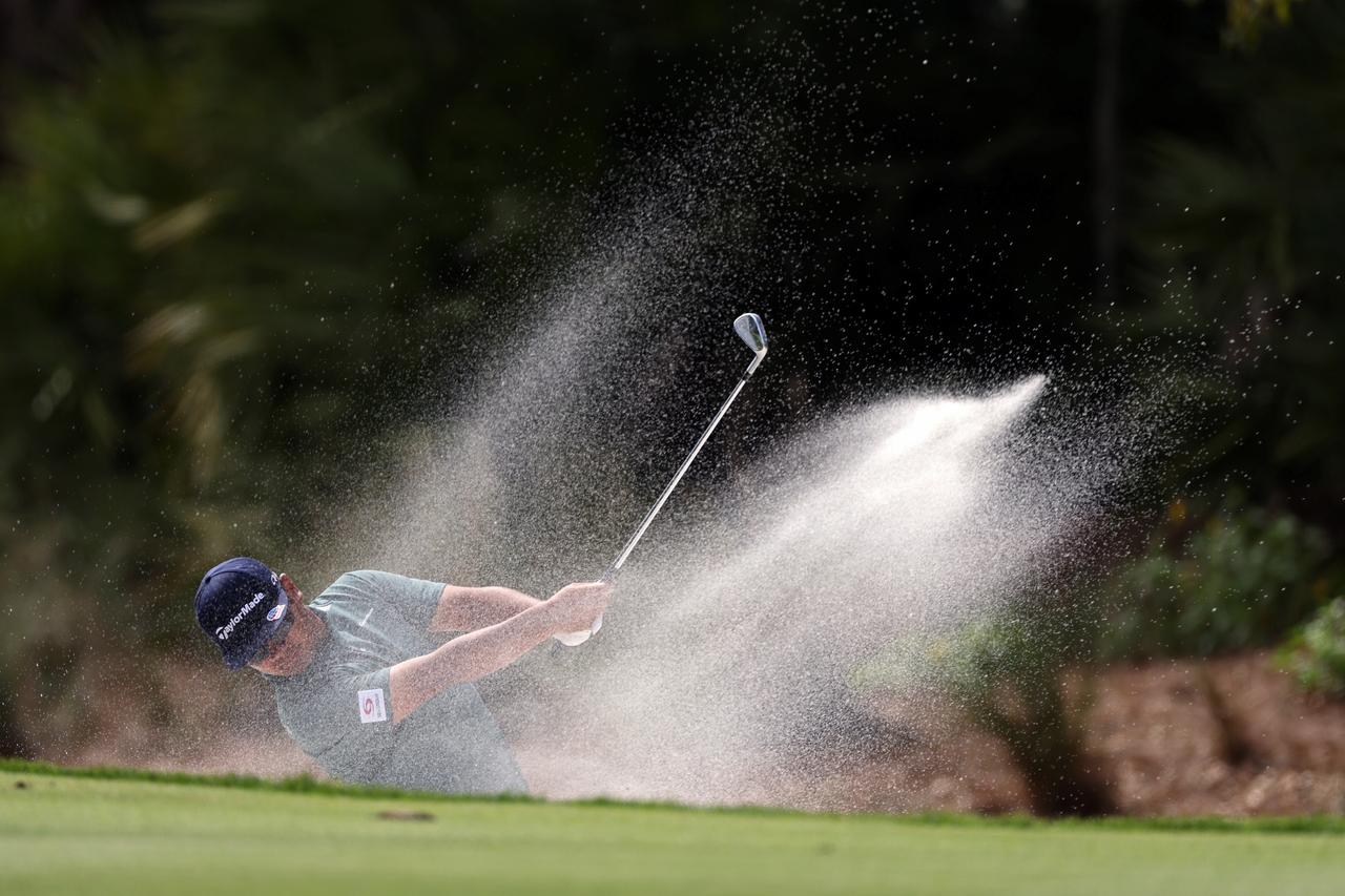 画像: 久常涼プロの3日目バンカーショット(提供/U-NEXT)