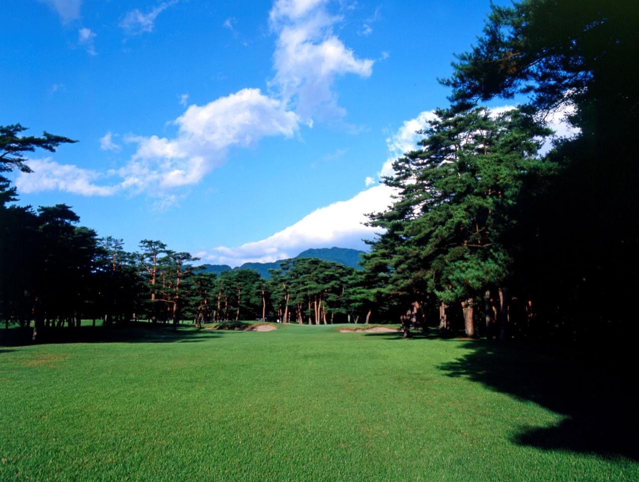 画像: 日光CCは全長7236ヤードのパー72。赤松の林が茂る歴史あるコース