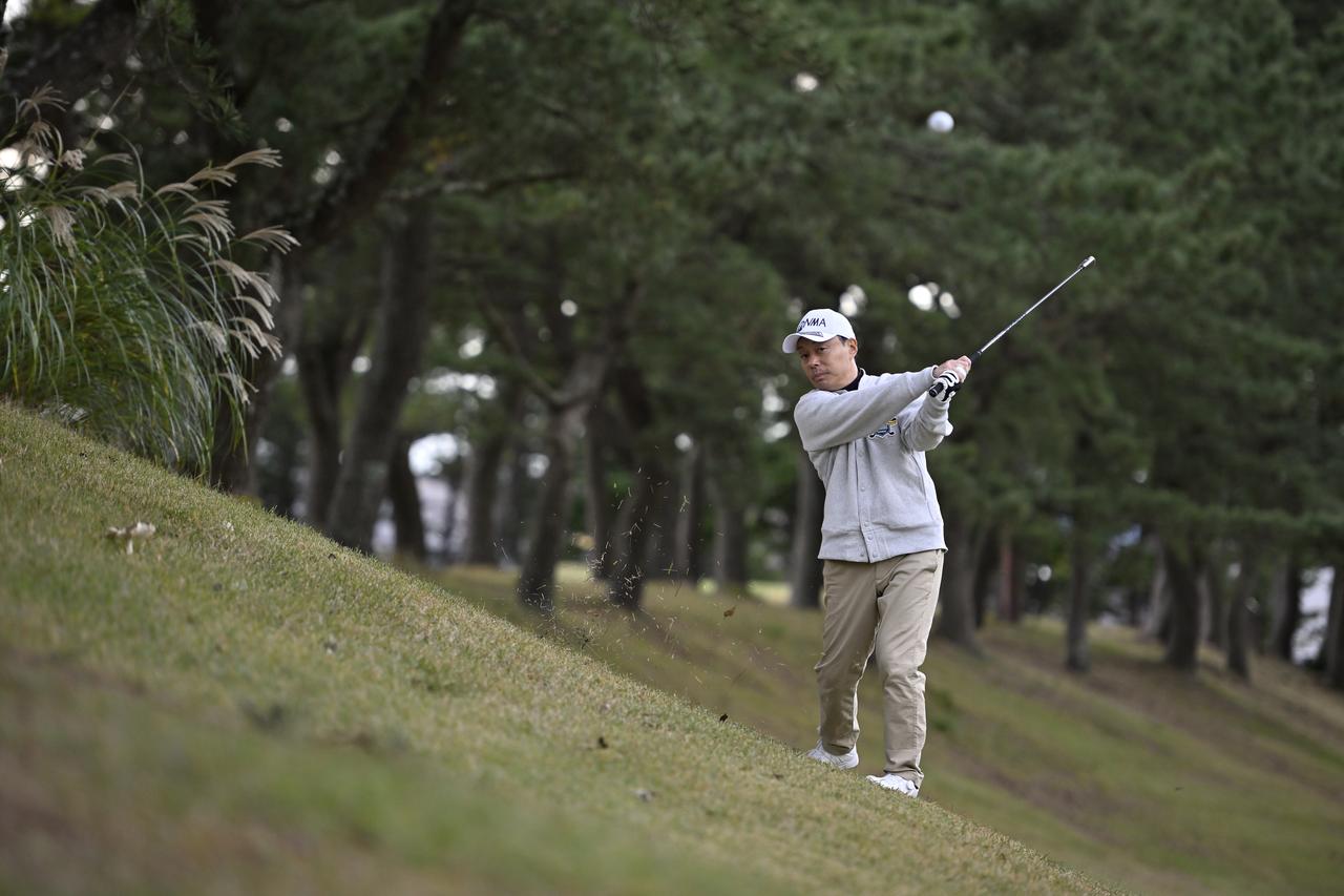 画像: 「つま先上がりは引っかけやすい。この思い込みがスコアを崩すきっかけになるんです」(西村)