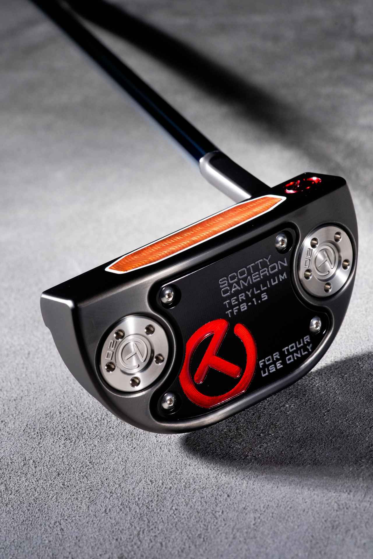 画像: 黒いソールにエングレイブ（機械彫刻）された赤いサークルTが映える、クールな一本