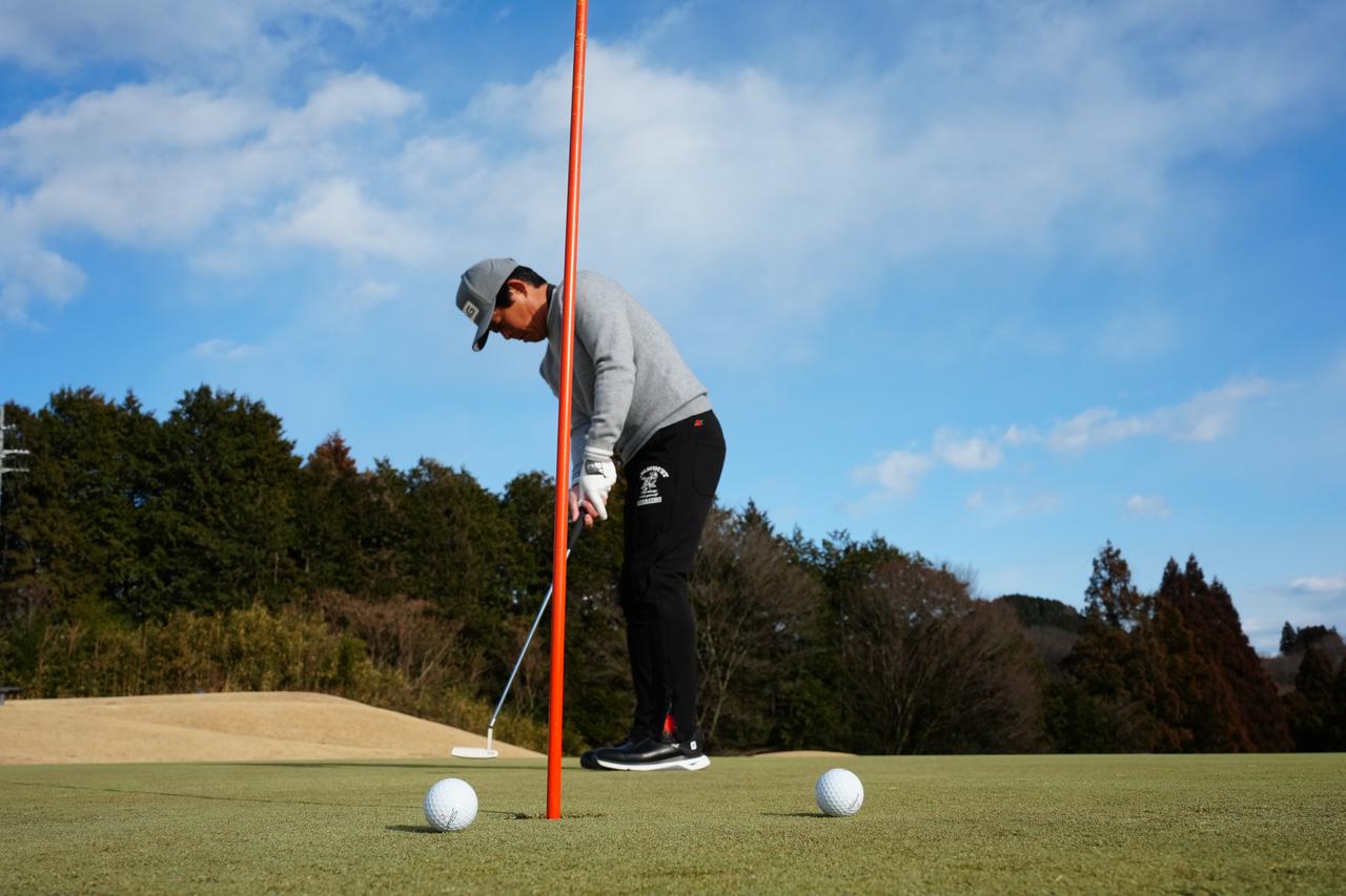 画像: 最後まで“山側”にいるのがプロライン、カップに届かせつつ山側に外す「プロライン」は、カップインできなくても惜しいパットと言えるが、カップの谷側に遠ざかっていく「アマライン」は、カップ近くを通過してもカップインは率ゼロの“絶対”に入らないライン