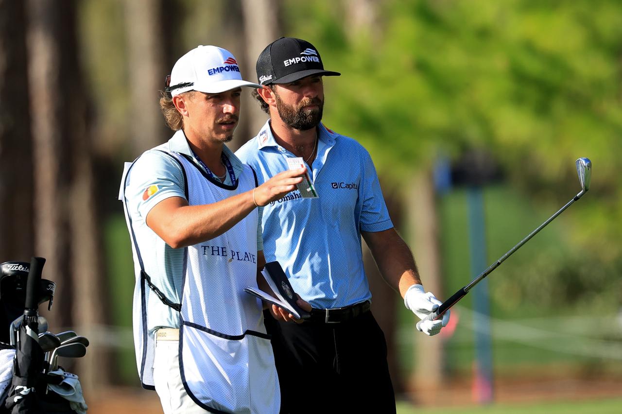 画像: キャディのカイル・コネルとキャメロン・ヤング。他愛もない話ができるコネルがいることがこの勝利につながったと語る(PHOTO/Getty Images)