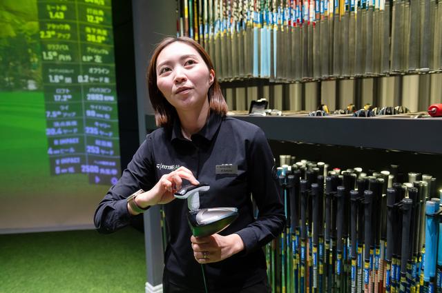 画像: テーラーメイド マスターフィッターの関野愛美さん。テーラーメイドのフィッティング理論とメソッドを習得。丁寧なカウンセリングからスタート