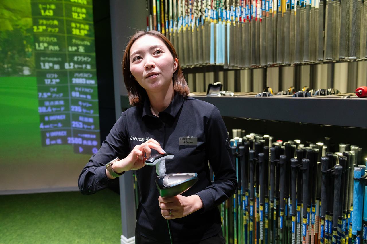 画像: テーラーメイド マスターフィッターの関野愛美さん。テーラーメイドのフィッティング理論とメソッドを習得。丁寧なカウンセリングからスタート