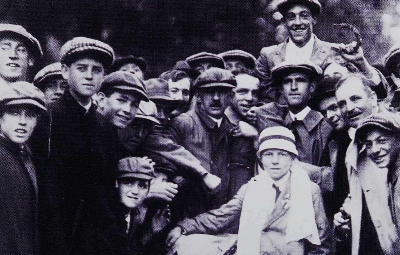 画像: フランシス・ウィメット（キャディ左側）とエディ・ローリー（キャディ）の物語は、映画にもなっている（邦題『グレイテスト・ゲーム』）