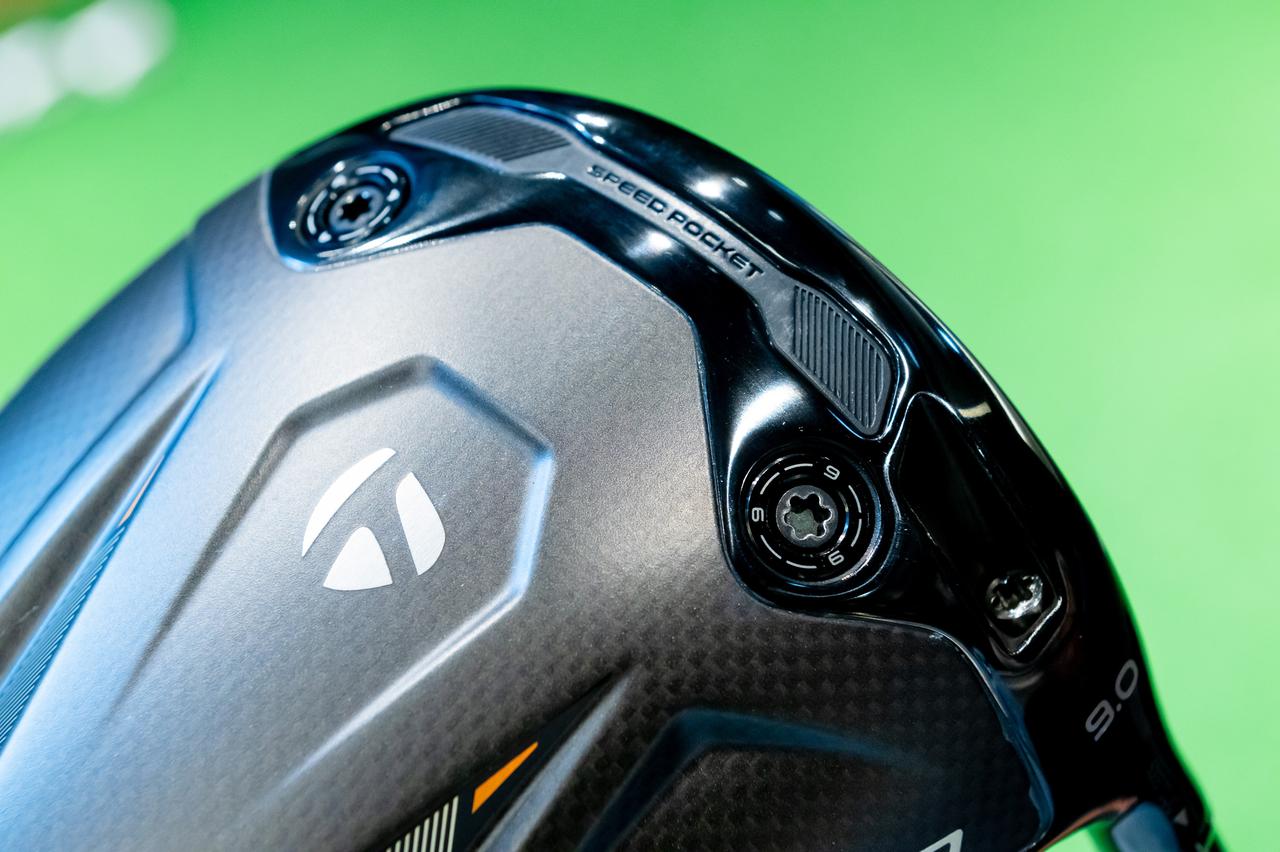 画像: フェース側、ヘッド後方に各2カ所ウェイトポートがあるQi4D。ややドローバイアスにするために、ヒール側をそれぞれ9gに変更