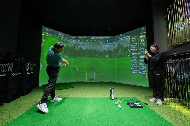 画像: シャフトと左腕が一直線になるタイミングを見る