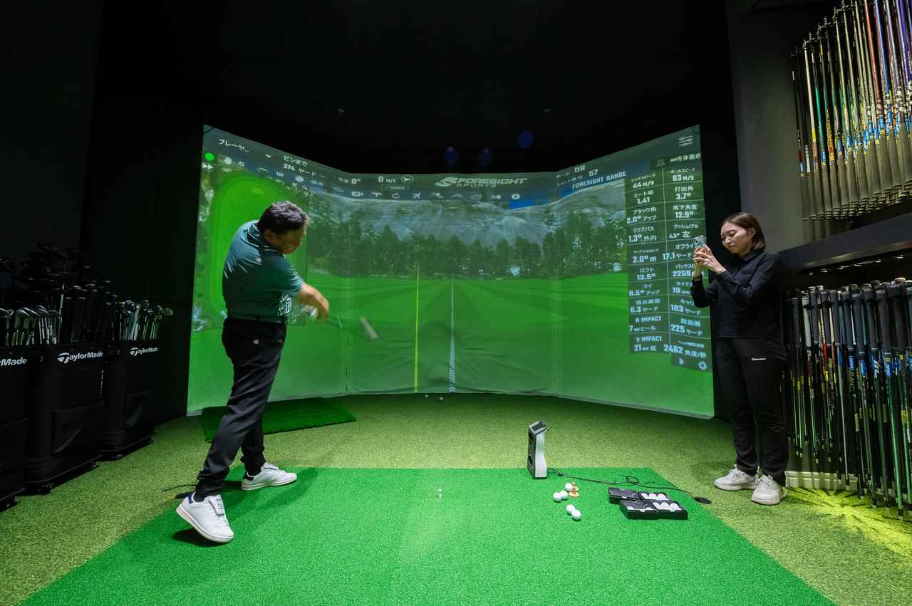 画像: シャフトと左腕が一直線になるタイミングを見る