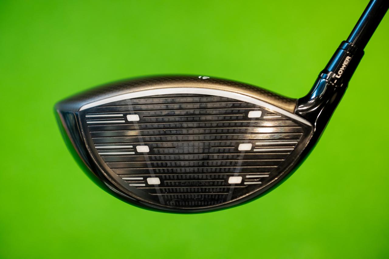 画像: QUAD MAXによる打点などさまざまなデータを“正確に”得るために開発された「フィデューシャルヘッド」。フェースに予め白いマークが埋め込まれている