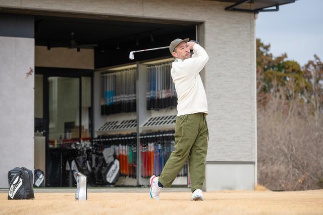 画像: ソールの抜けや実際の弾道を芝の上から最終確認できる。タイトリスト フィッティング センターのメリットのひとつだ