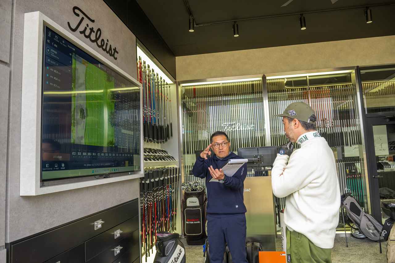 画像: タイトリスト ゴルフクラブ フィティングスペシャリストの井上博通さん。卓越した知識とフィッティング技術で、日々ゴルファーの悩みを解決している。まずは、アイアンに欠かせない要素をテスターに丁寧に説明する