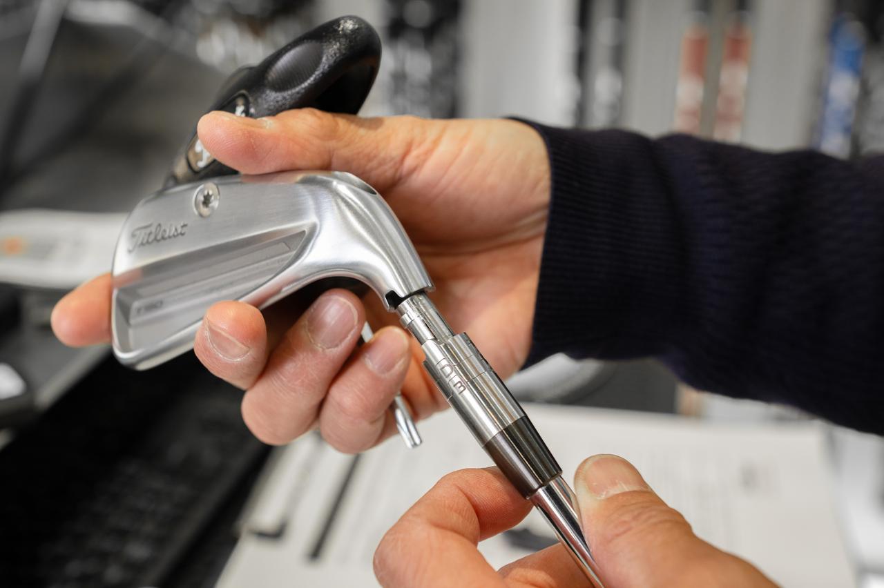 画像: フィッティング専用ヘッド。シャフトの交換やライ・ロフトの変更もスピーディに行われる。ヘッド重量の調整も可能だ