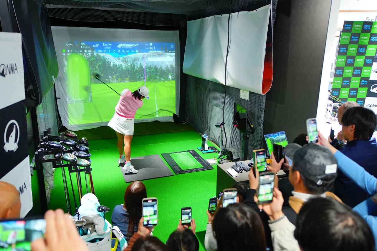 画像: 「引退してから飛距離がどんどん落ちている」と言いながら260Yを超えるドライバーショット。スウィングも相変わらず美しい！