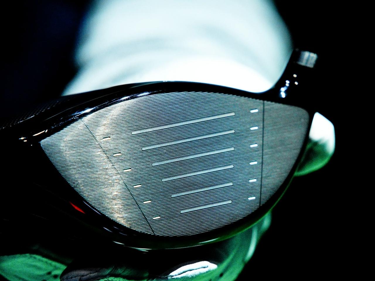 画像: 微細なザラつきが目をひく「チューンドフェース」。ただ薄くするのではなく、フェース全域で安定した弾道と高い反発性能を得られるようフェース厚がチューニングされている