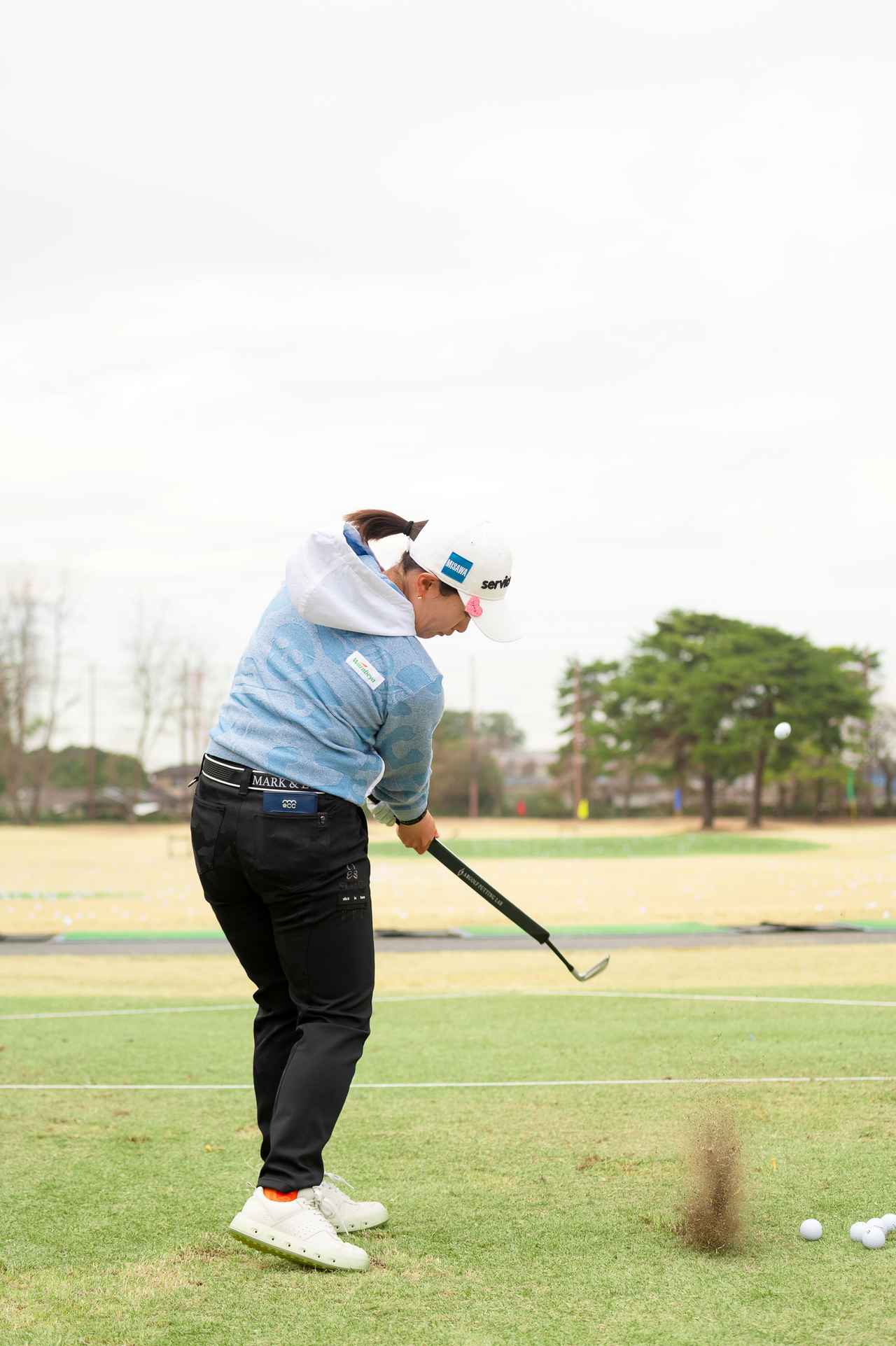 画像 : 3番目の画像 - フェース面の管理を意識しながら練習する永井 - みんなのゴルフダイジェスト