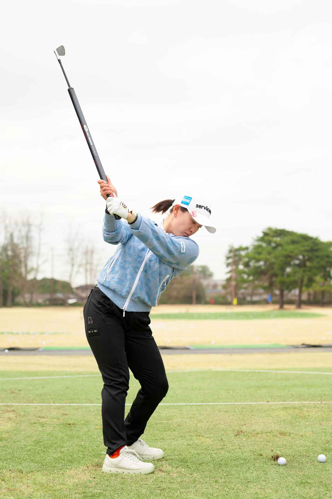 画像 : 1番目の画像 - フェース面の管理を意識しながら練習する永井 - みんなのゴルフダイジェスト