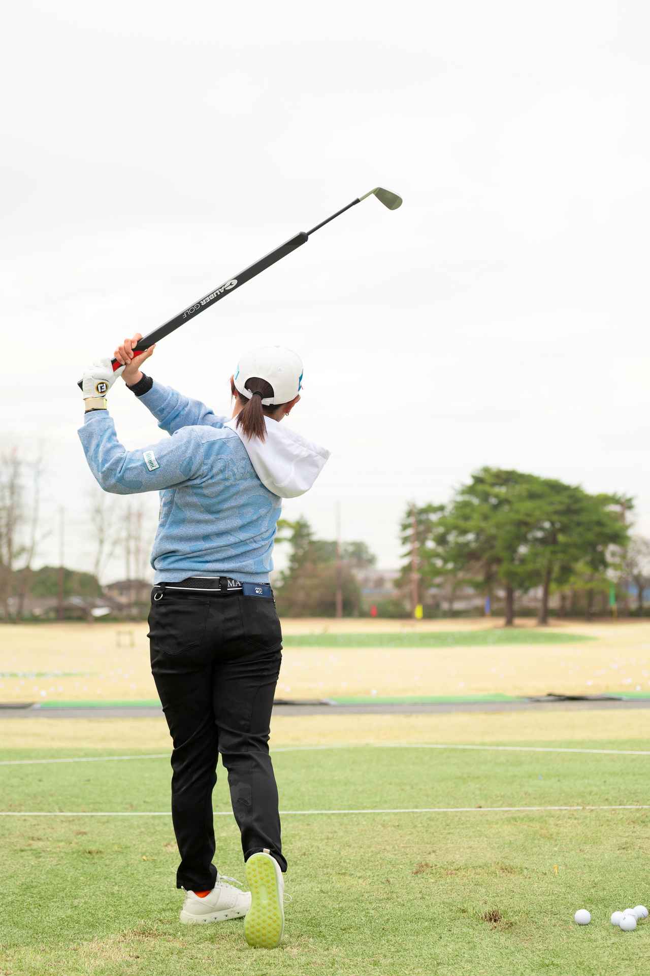 画像 : 4番目の画像 - フェース面の管理を意識しながら練習する永井 - みんなのゴルフダイジェスト