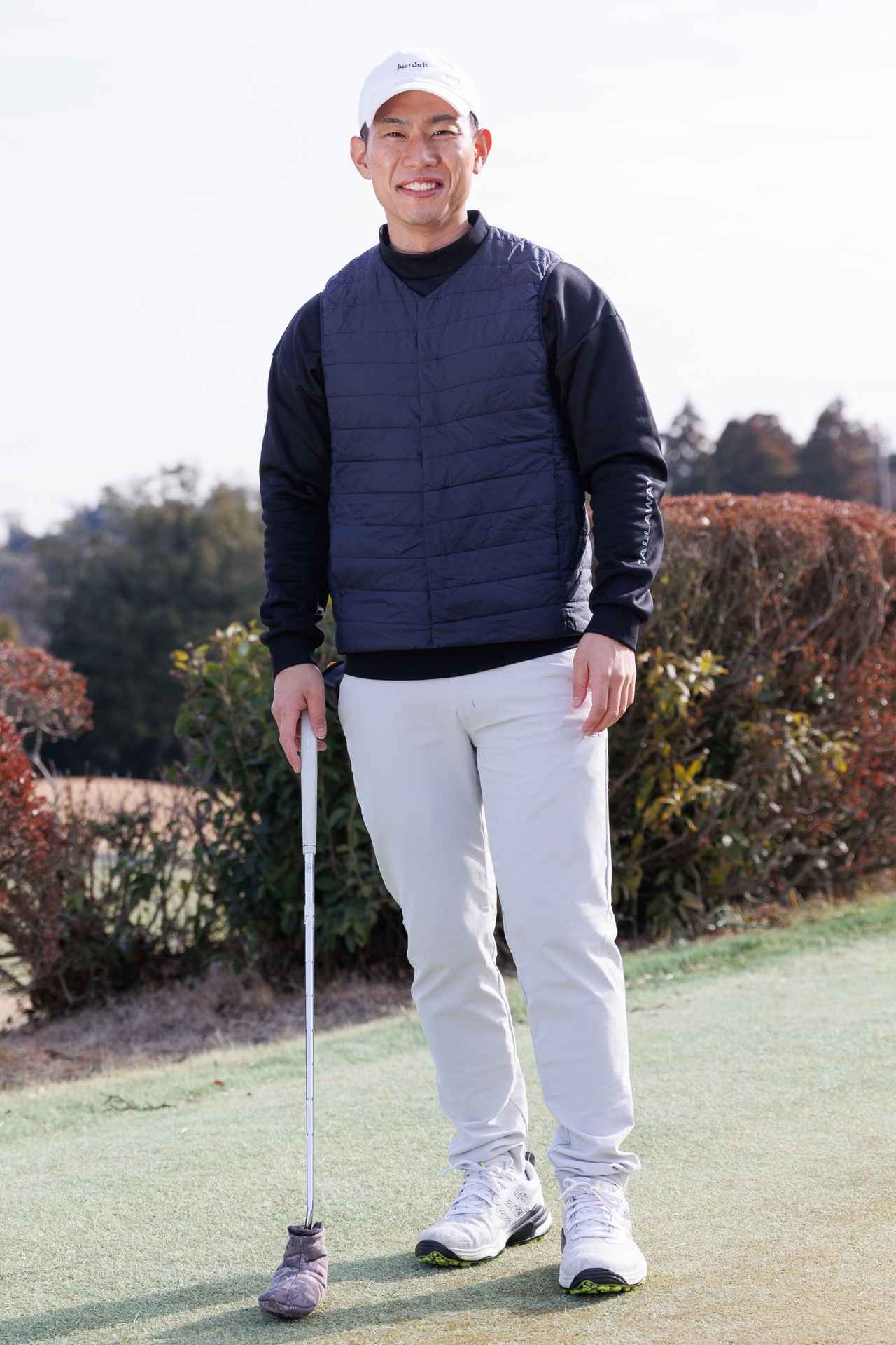 画像: ネイビー、ブラック、ホワイトの３トーンでシンプルにまとめた好感度の高いスタイル。無駄のないアイテム選び、サイジングの上手さにこだわりとアイデンティティを感じます