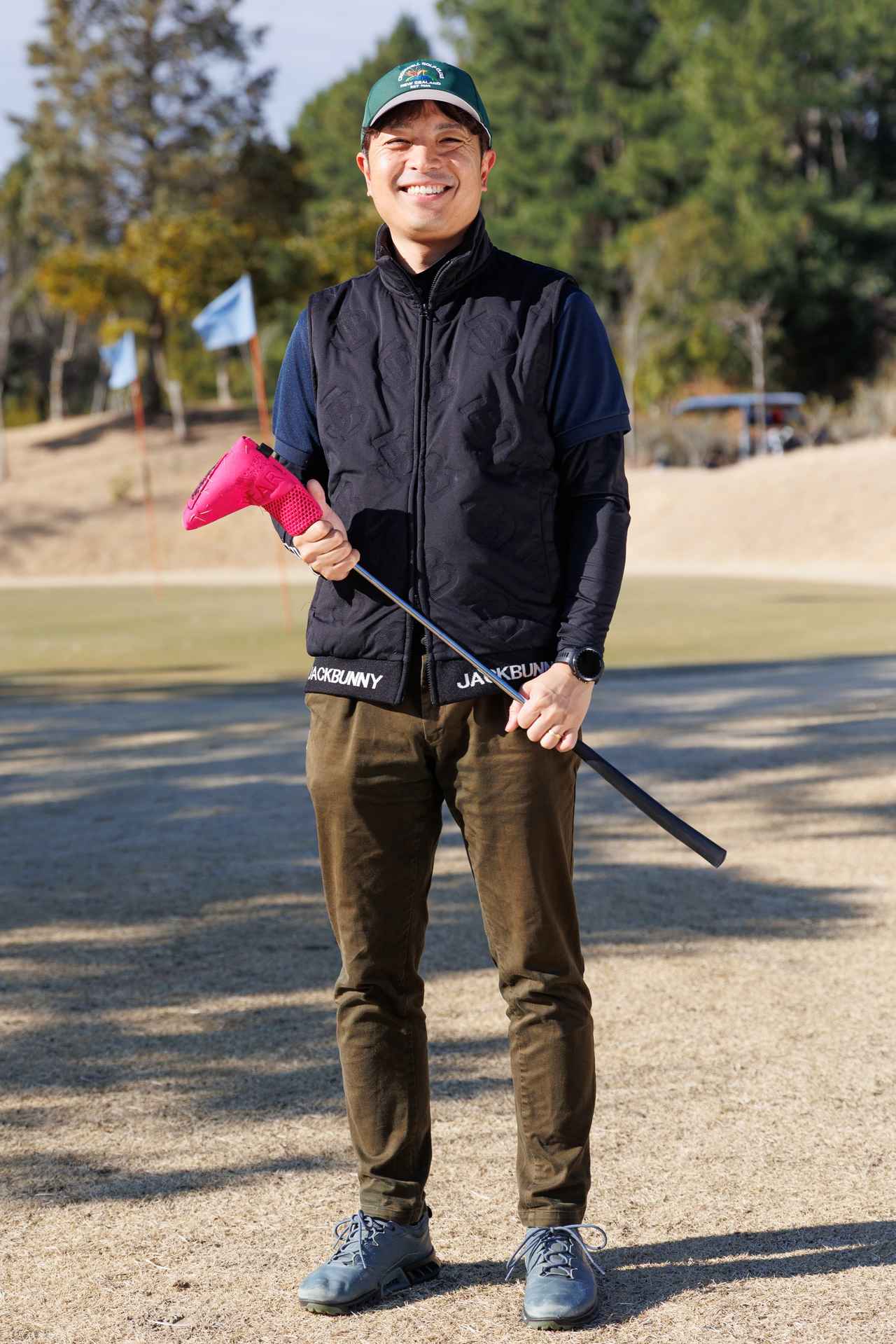 画像: ダークトーンのベストとポロシャツ、モックネックというこだわりのレイヤードトップス。ジャスト気味のカーキパンツにすることで全体がスッキリとしたバランスにまとまります