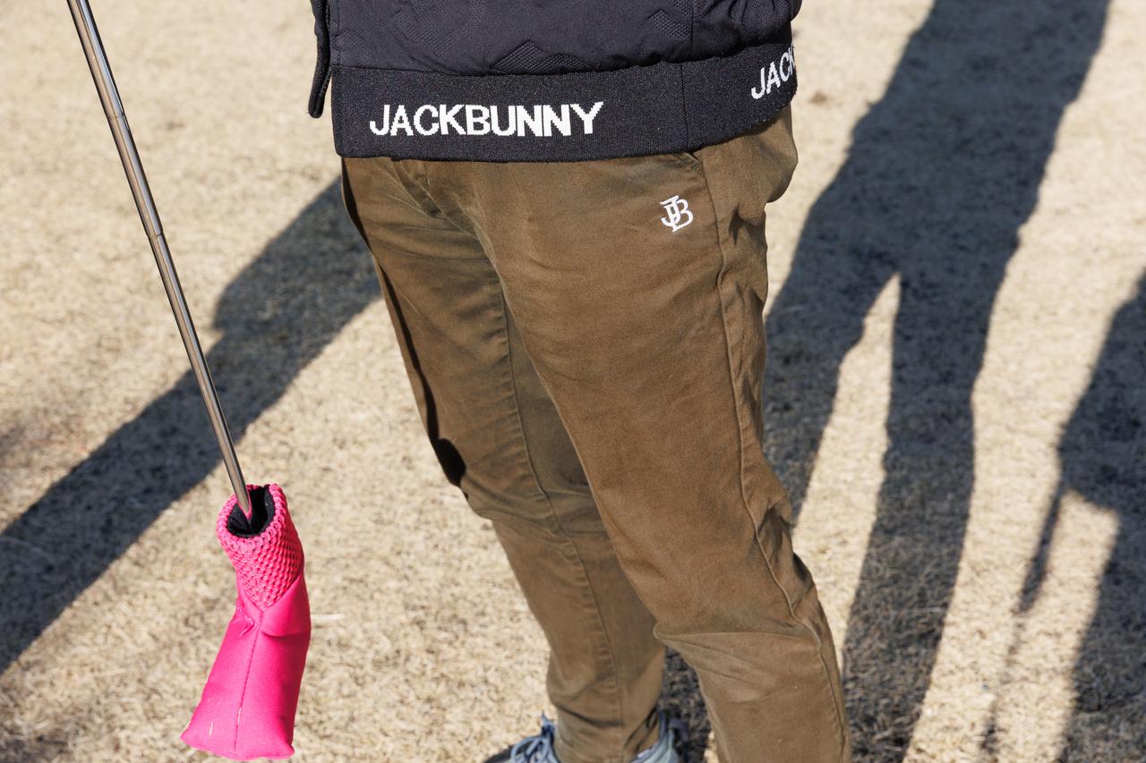 画像: カーキの色合いがこなれ感をプラスするストレッチパンツ